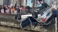 Terungkap! Video Viral Mobil Minibus Diceburin Ke Sungai Ternyata Buntut Tawuran Warga