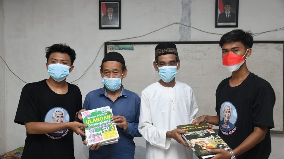 Milenial Banten Deklarasi Dukung Ganjar, Bagikan Sembako Hingga Buku ke TBM