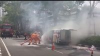 Mobil Ekspedisi Terbakar di Seberang Pintu Masuk Polda Metro Jaya, Diduga Korsleting Listrik