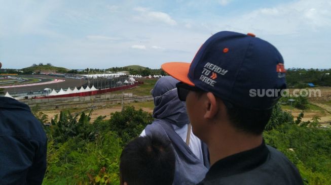 Antusiasme Warga Lokal, Nonton MotoGP Mandalika 2022 di Atas Bukit Rangkap di utara Sirkuit Mandalika, Lombok Tengah, Nusa Tenggara Barat, Minggu (20/3/2022). [Arief Apriadi/Independencechamber.org]