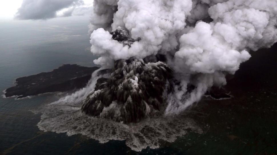 Berpotensi Tsunami, Warga Pesisir Diminta Waspadai Erupsi Gunung Anak Krakatau