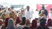 Di Tengah Hujan, Warga Bogor Antusias Sambut Presiden dan Mensos Bagikan Bantuan