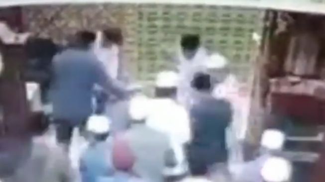 Viral video pria tiba-tiba pukul imam masjid dan berujung dikeroyok jemaah lain, begini faktanya. (Twitter/@ndagels)