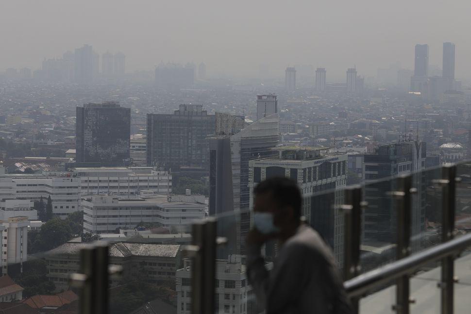 Kabut polusi udara menyelimuti gedung-gedung di Jakarta, Selasa (5/10/2021). [Independencechamber.org/Angga Budhiyanto]