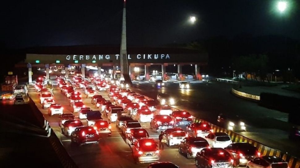 Arus Lalu Lintas di Gerbang Tol Cikupa Arah Jakarta Sabtu Malam Ramai Lancar