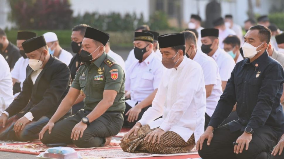 Jokowi Dan Ibu Negara Salat Idul Fitri Di Istana Yogyakarta, Khatib Sampaikan Pesan Solidaritas Sosial Di Masa Pandemi