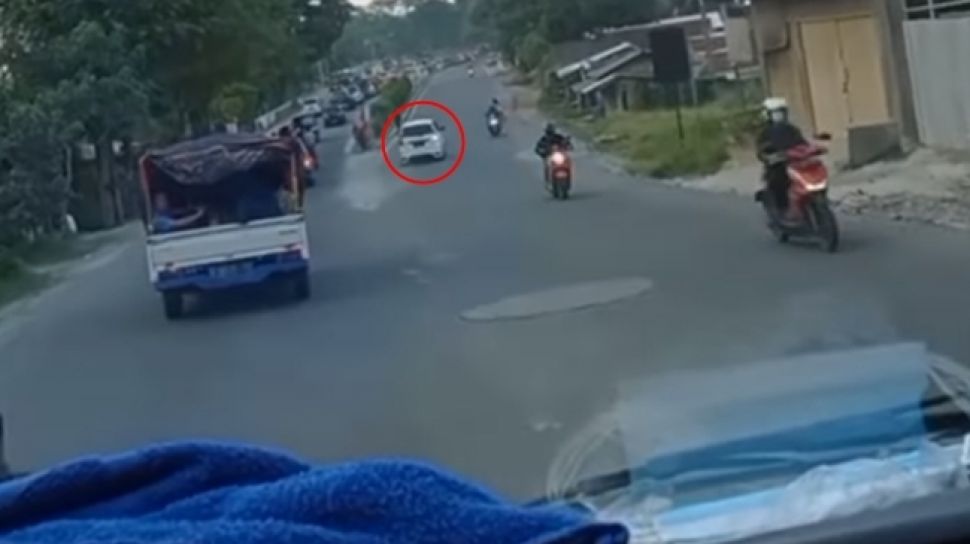 Mobil Nekat Lawan Arah Gegara Ogah Kena Macet, Ending Tabrak Pejalan Kaki Bikin Publik Ikut Meradang