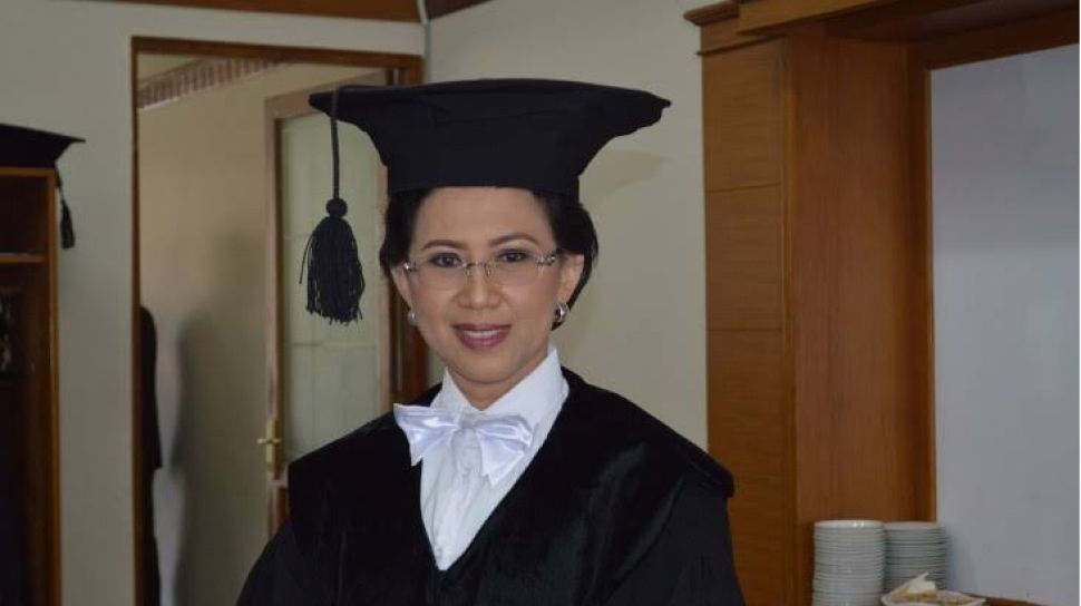 Profil Ova Emilia, Rektor UGM yang Baru Periode 2022