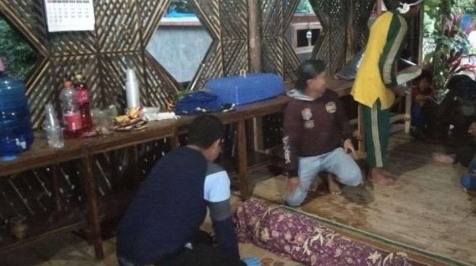 Rombongan Motor Pemudik Tertimpa Longsor Tebing di Cianjur, Satu Balita Tewas