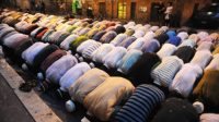 Viral Video Pria Tiba-Tiba Pukul Imam Masjid Saat Salat Berujung Dikeroyok Jemaah Lain, Benarkah?