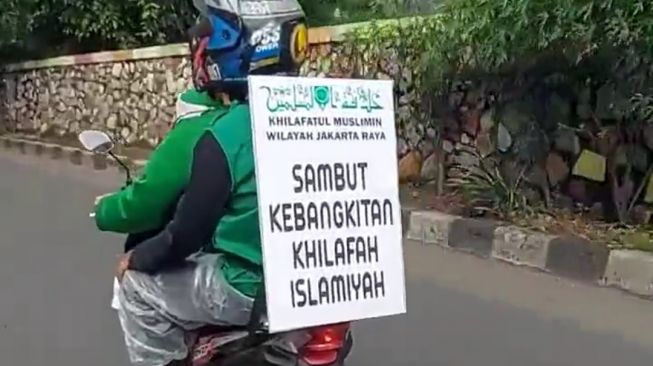Viral aksi konvoi sepeda motor bawa atribut berupa bendera dan poster Khilafah di media sosial. (Instagram)